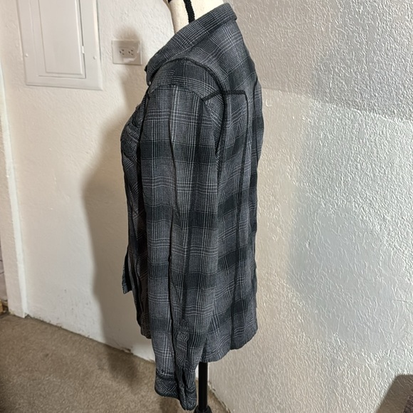 Columbia women black button up warm shirt
Size large - Picture 2 of 8